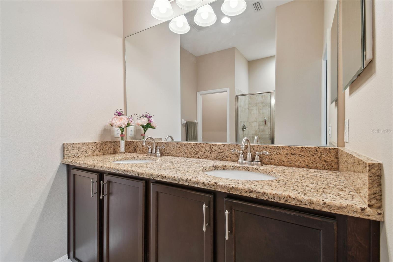 2566 LAKE MANOR DR
