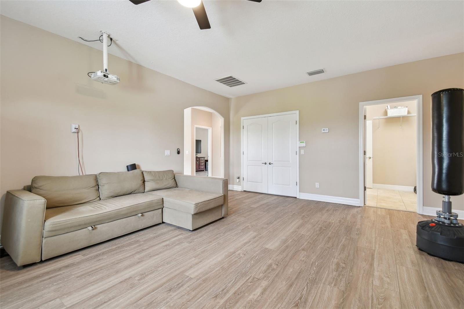 2566 LAKE MANOR DR