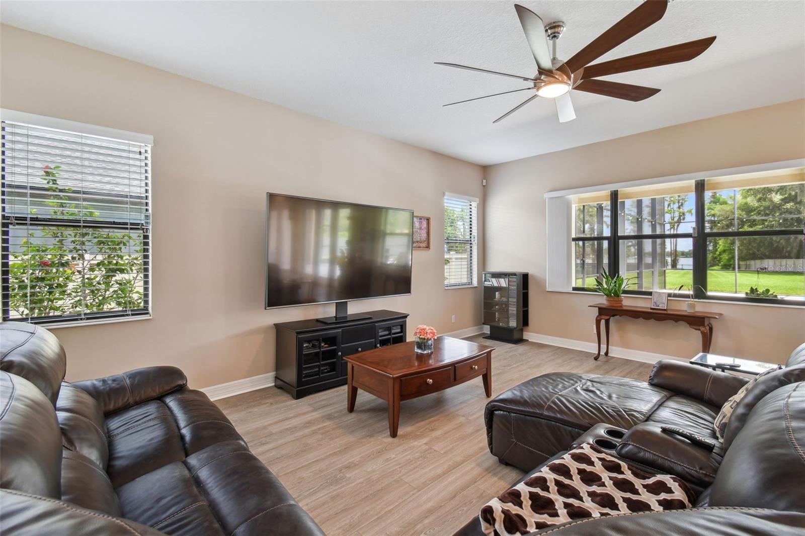 2566 LAKE MANOR DR