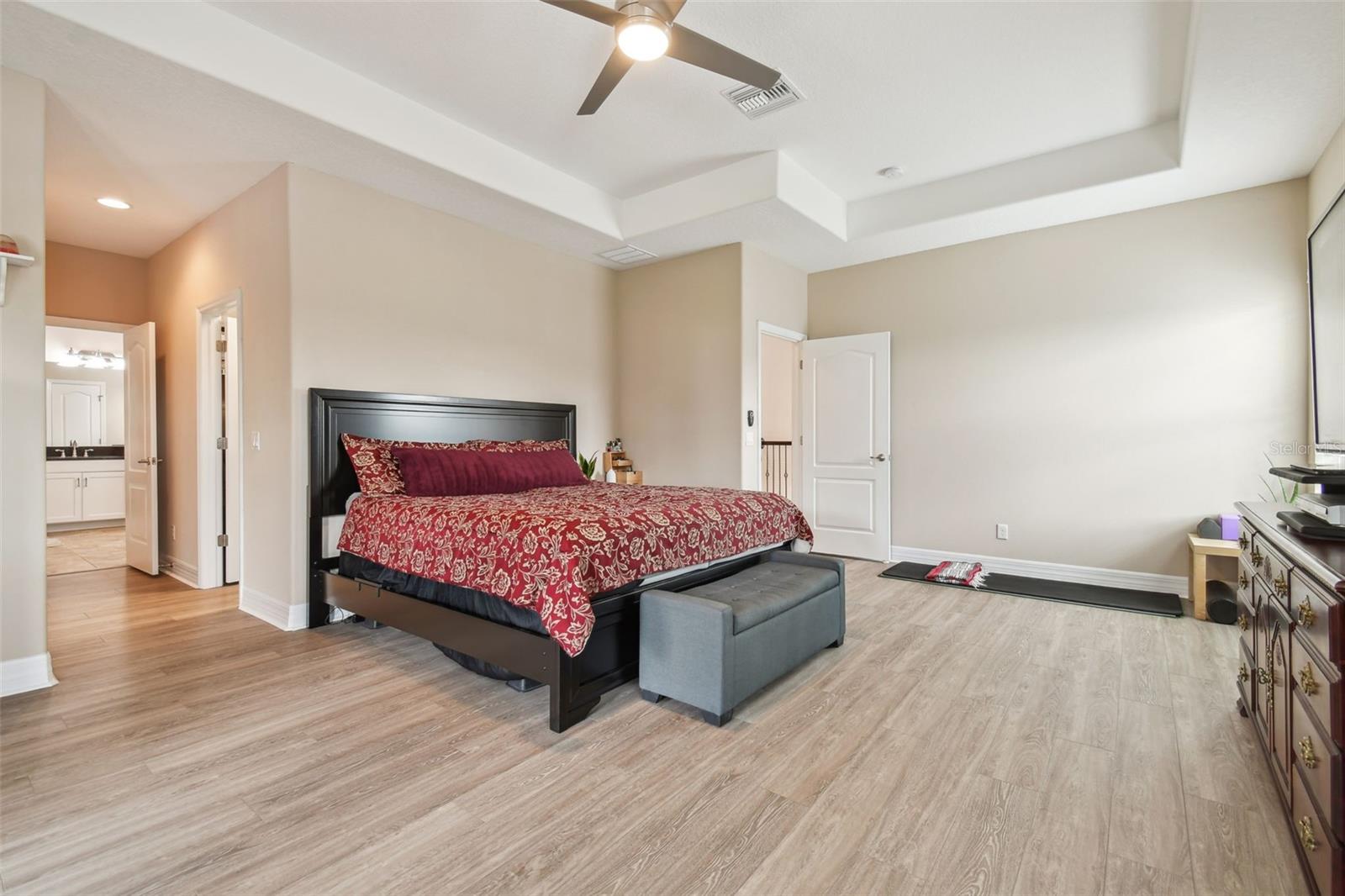 2566 LAKE MANOR DR