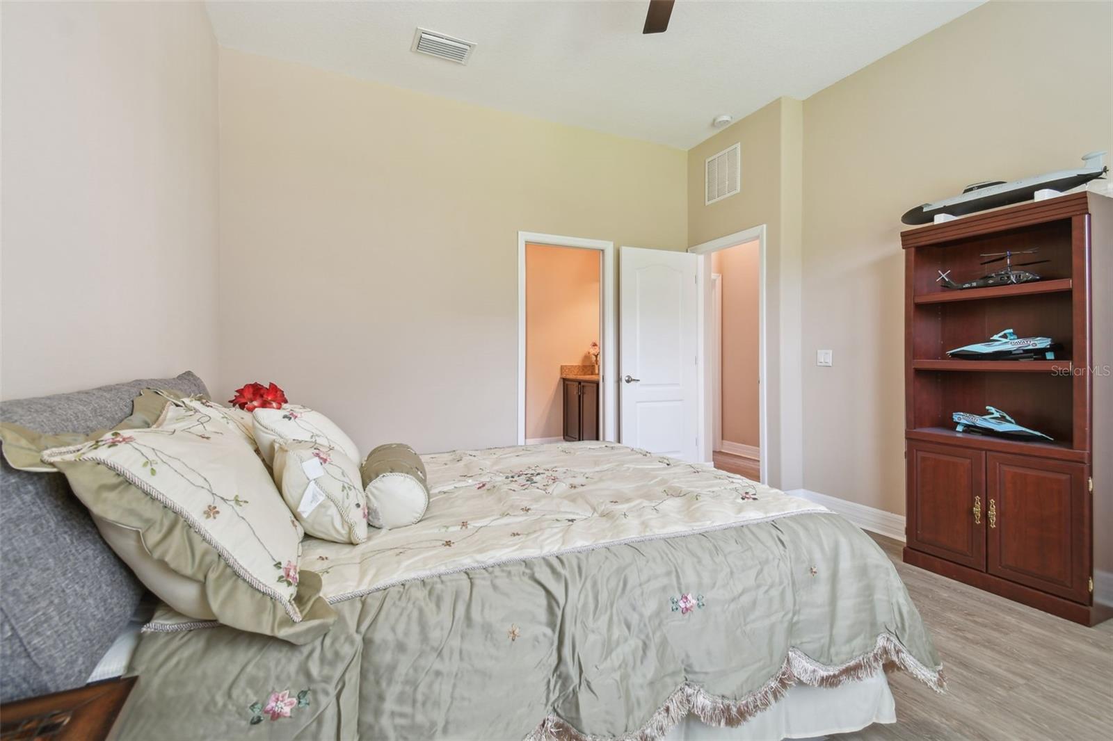 2566 LAKE MANOR DR