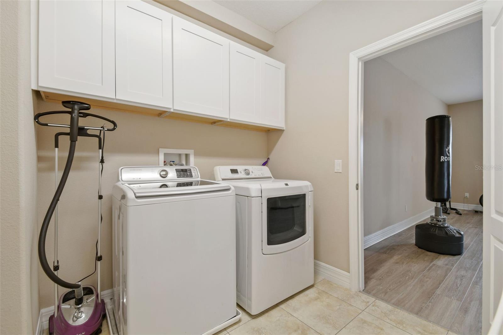2566 LAKE MANOR DR