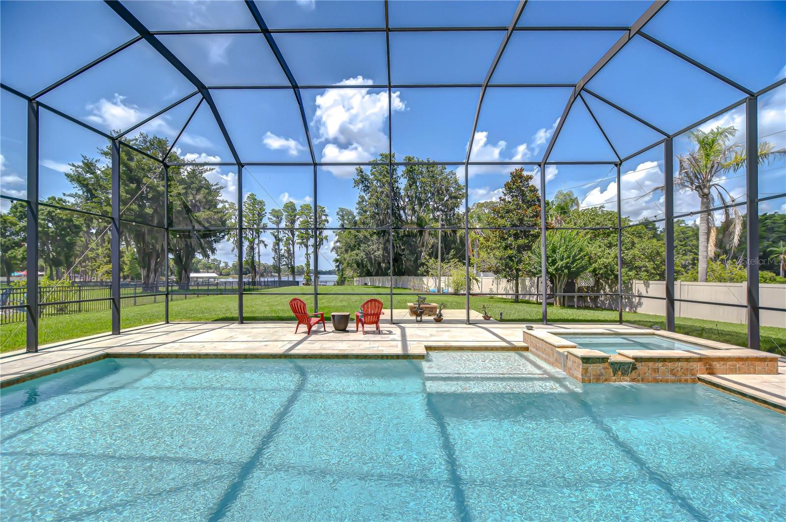 2566 LAKE MANOR DR