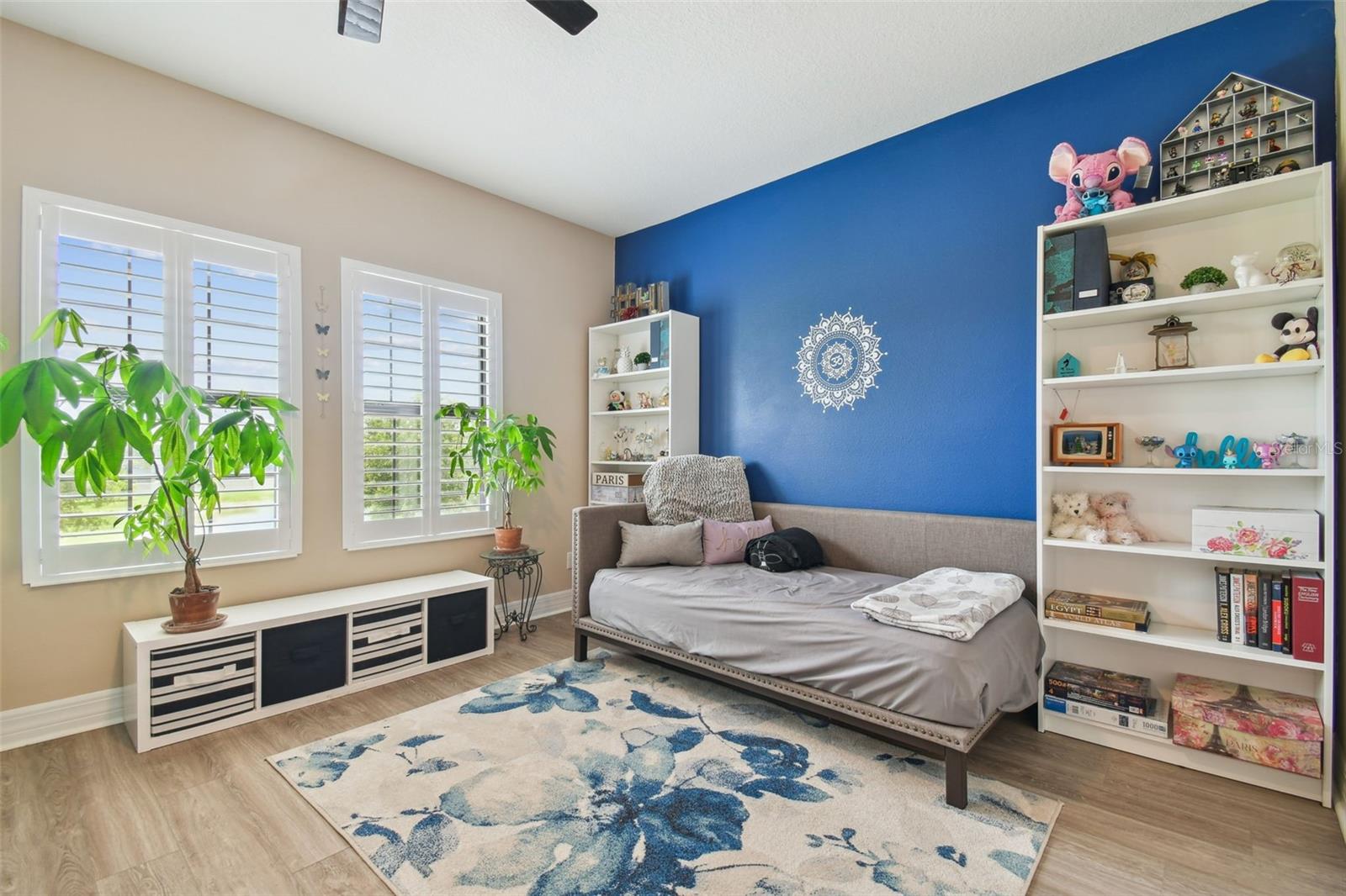 2566 LAKE MANOR DR