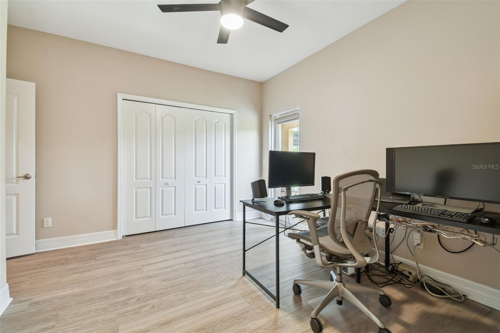 2566 LAKE MANOR DR