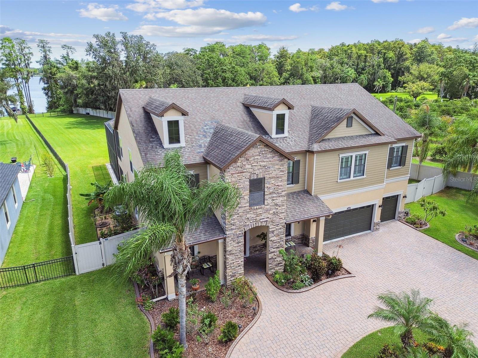 2566 LAKE MANOR DR
