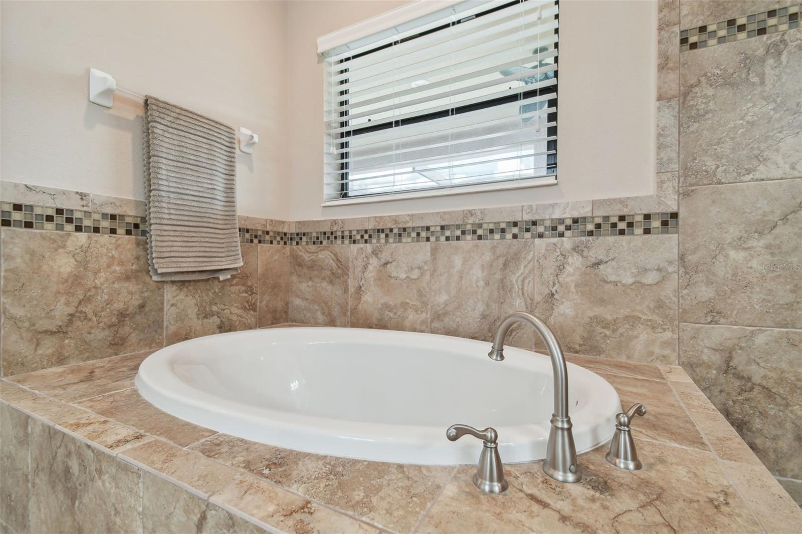 2566 LAKE MANOR DR