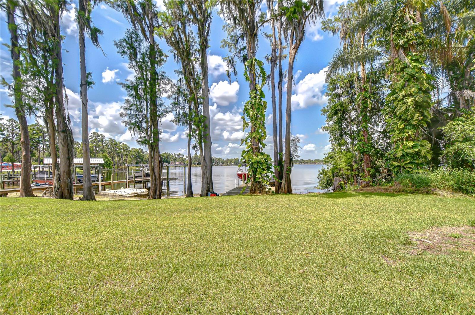 2566 LAKE MANOR DR
