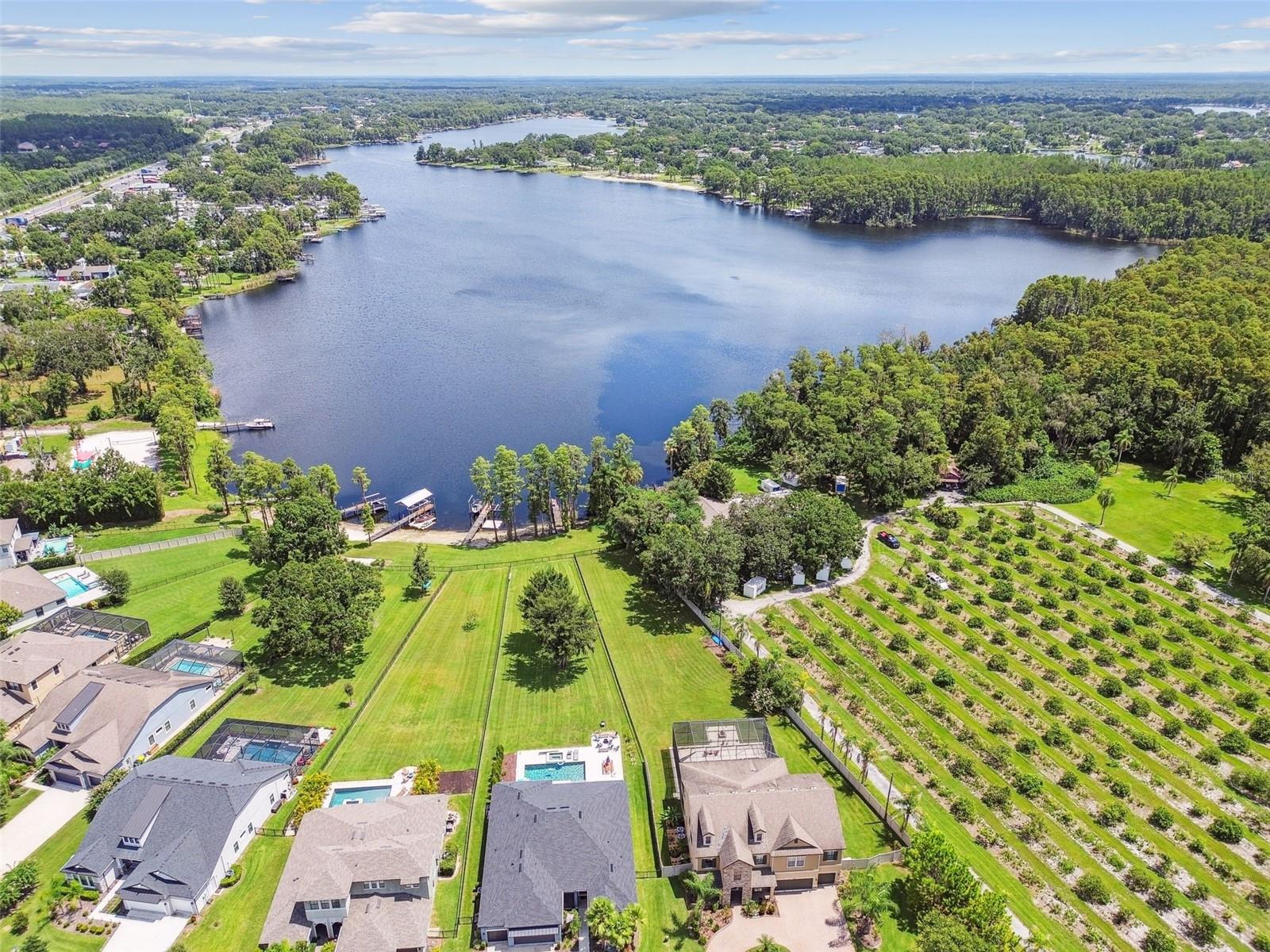 2566 LAKE MANOR DR