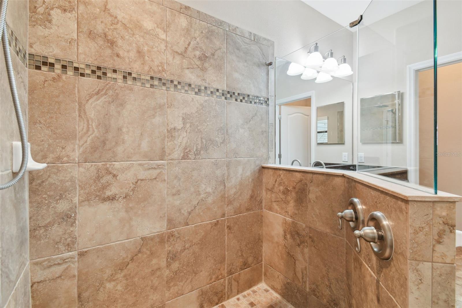 2566 LAKE MANOR DR