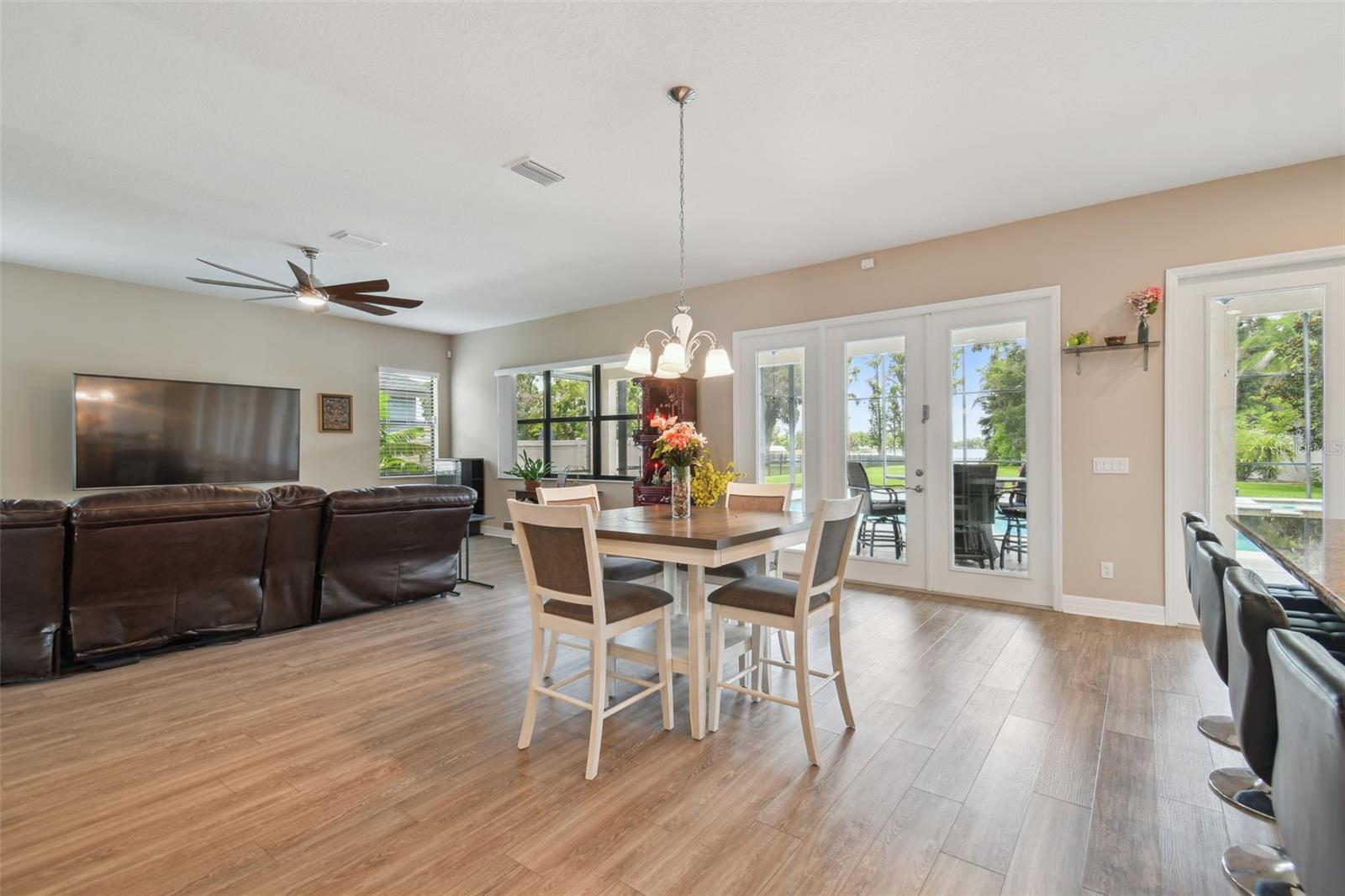 2566 LAKE MANOR DR