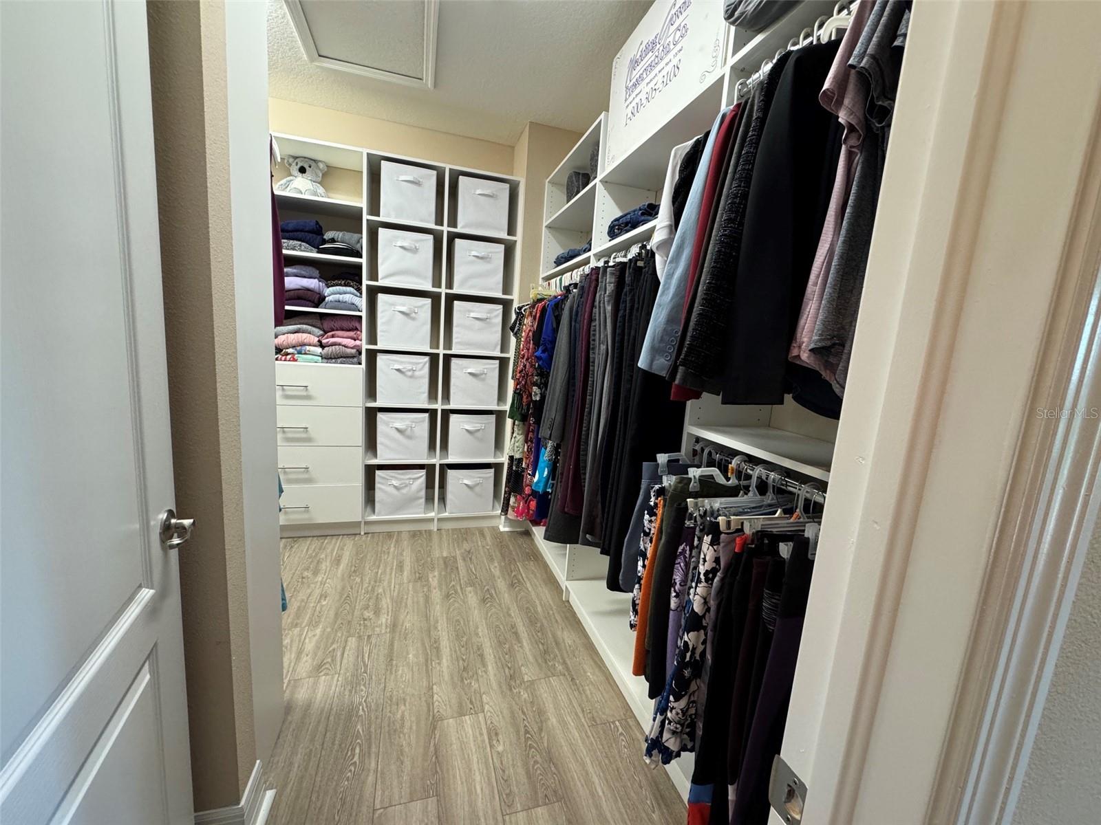 2566 LAKE MANOR DR