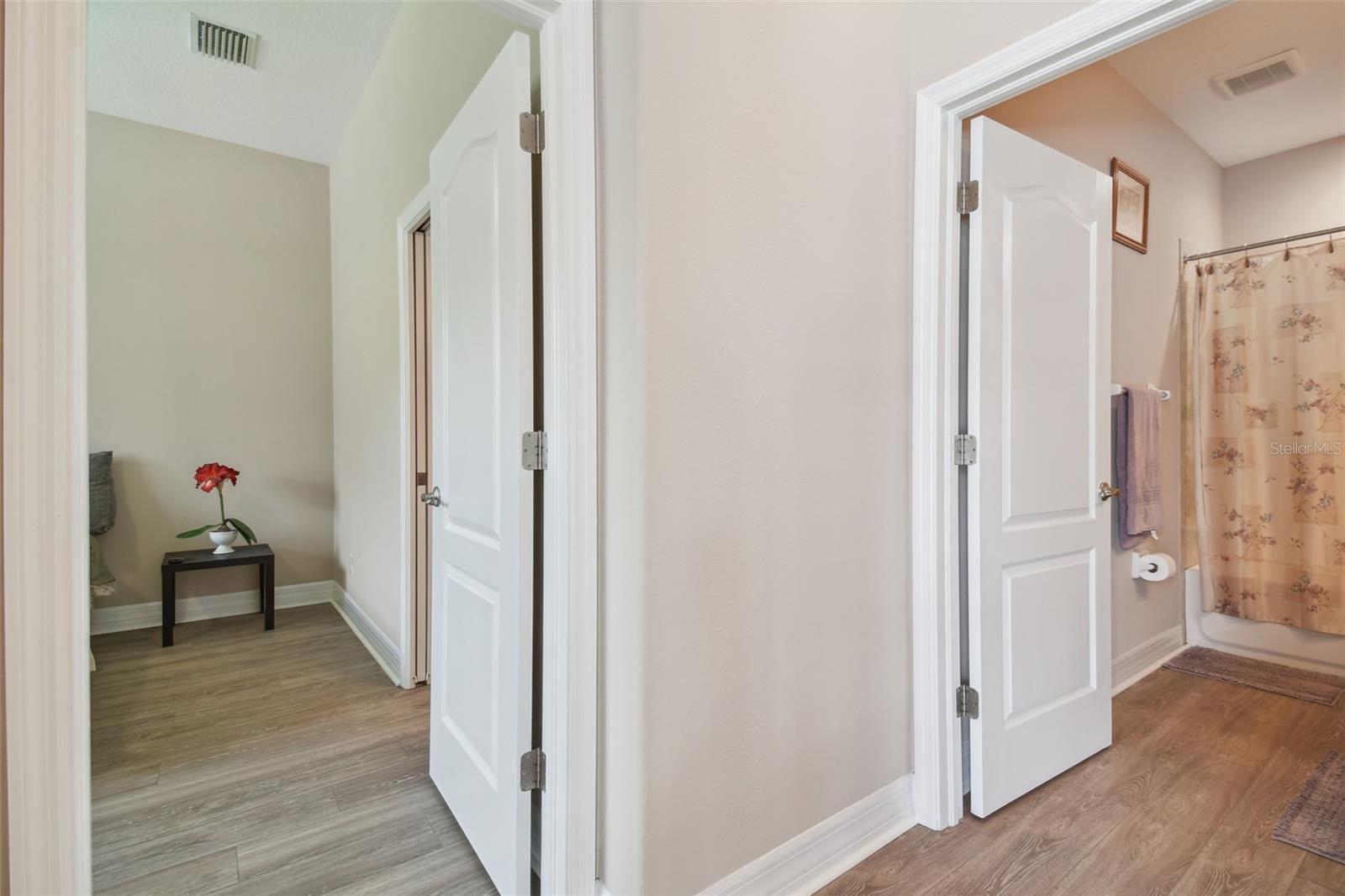 2566 LAKE MANOR DR