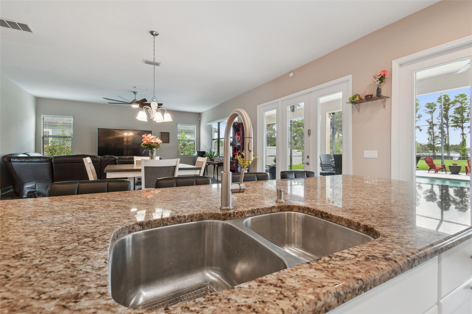 2566 LAKE MANOR DR