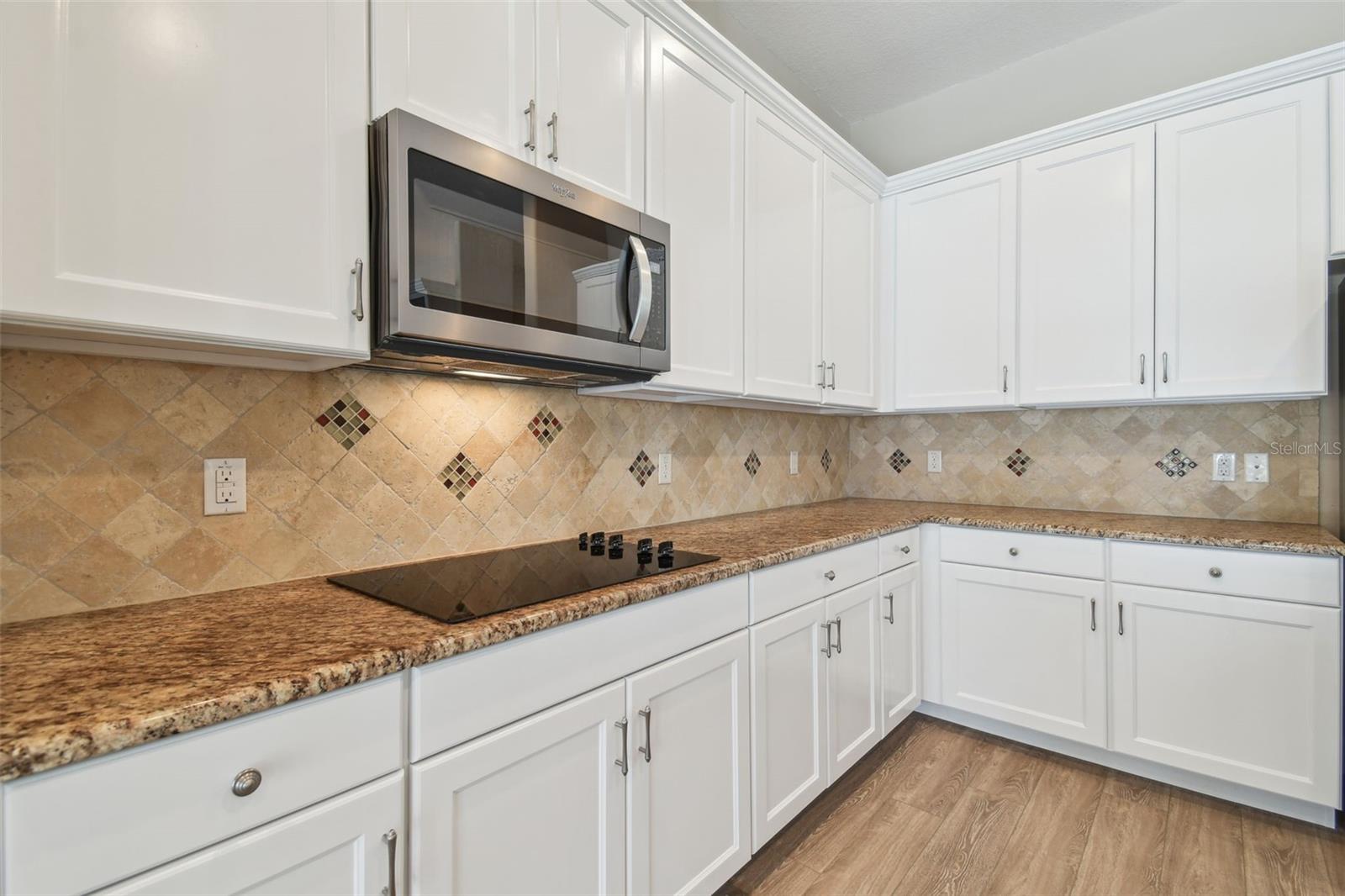 2566 LAKE MANOR DR