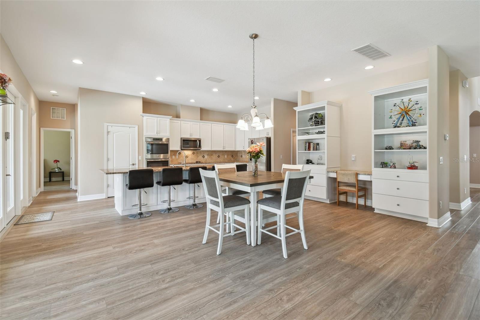 2566 LAKE MANOR DR