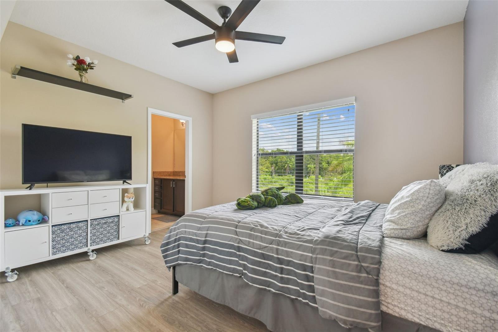 2566 LAKE MANOR DR