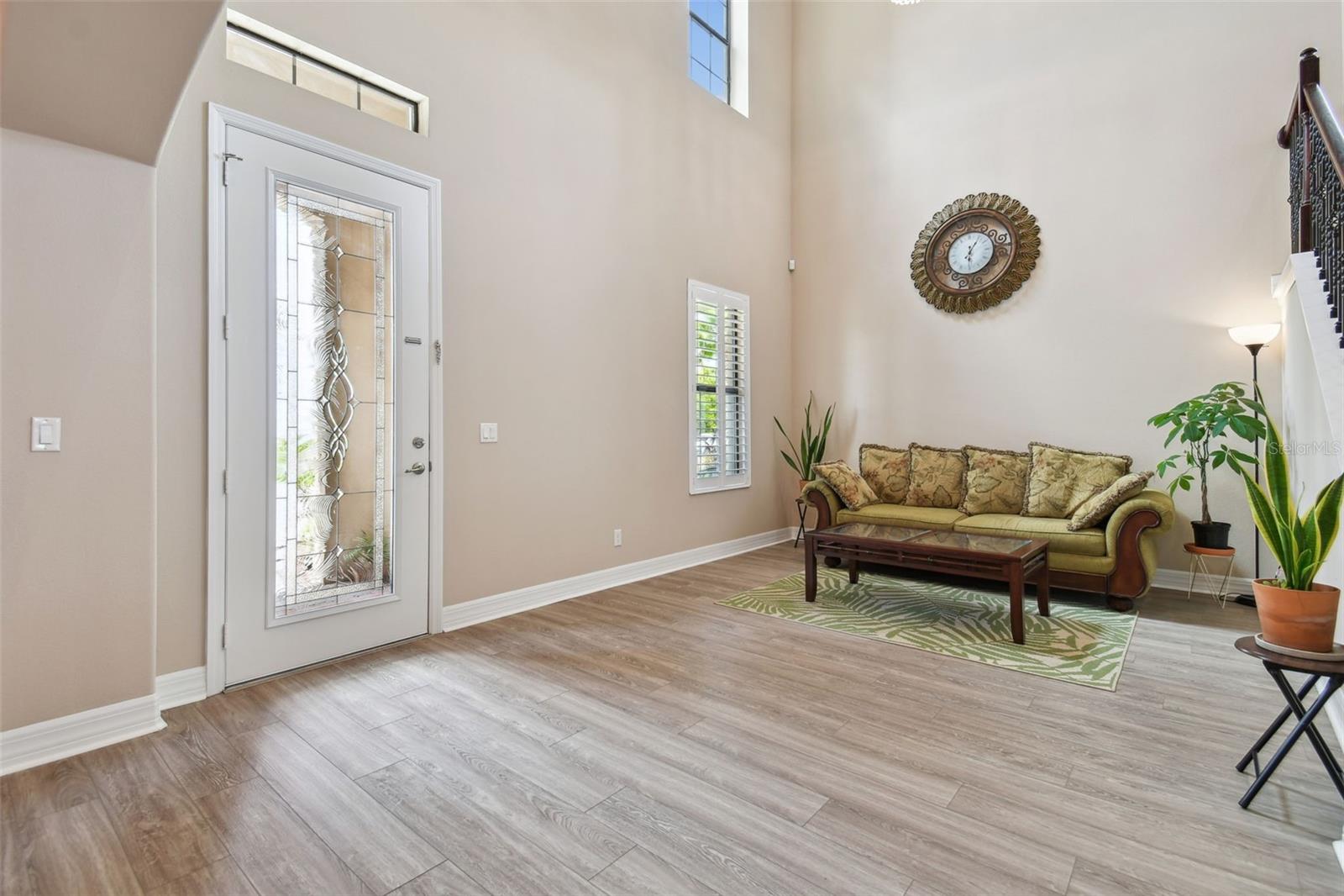 2566 LAKE MANOR DR