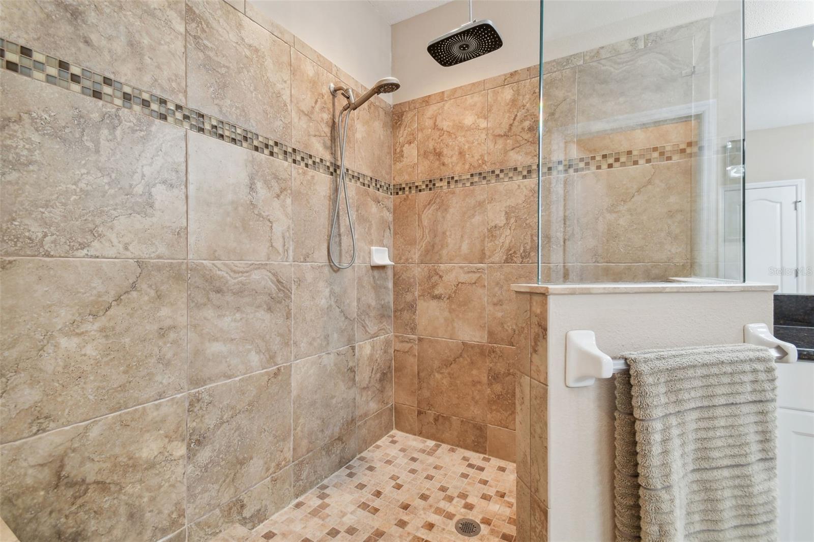 2566 LAKE MANOR DR