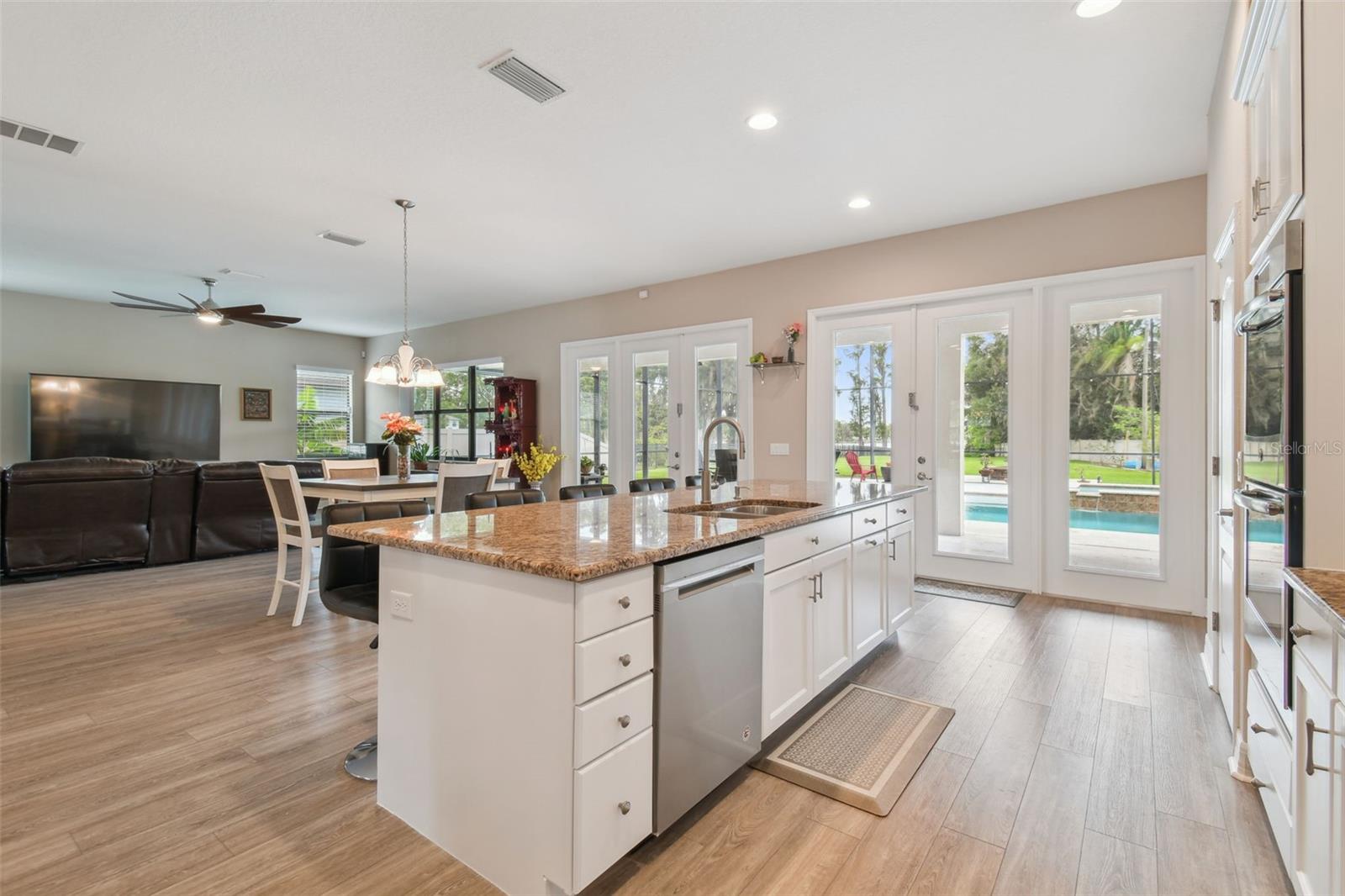 2566 LAKE MANOR DR