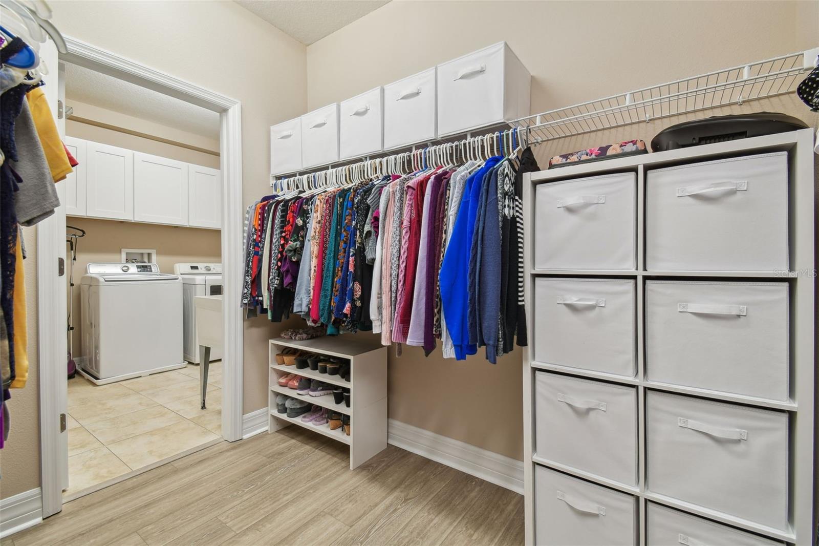 2566 LAKE MANOR DR
