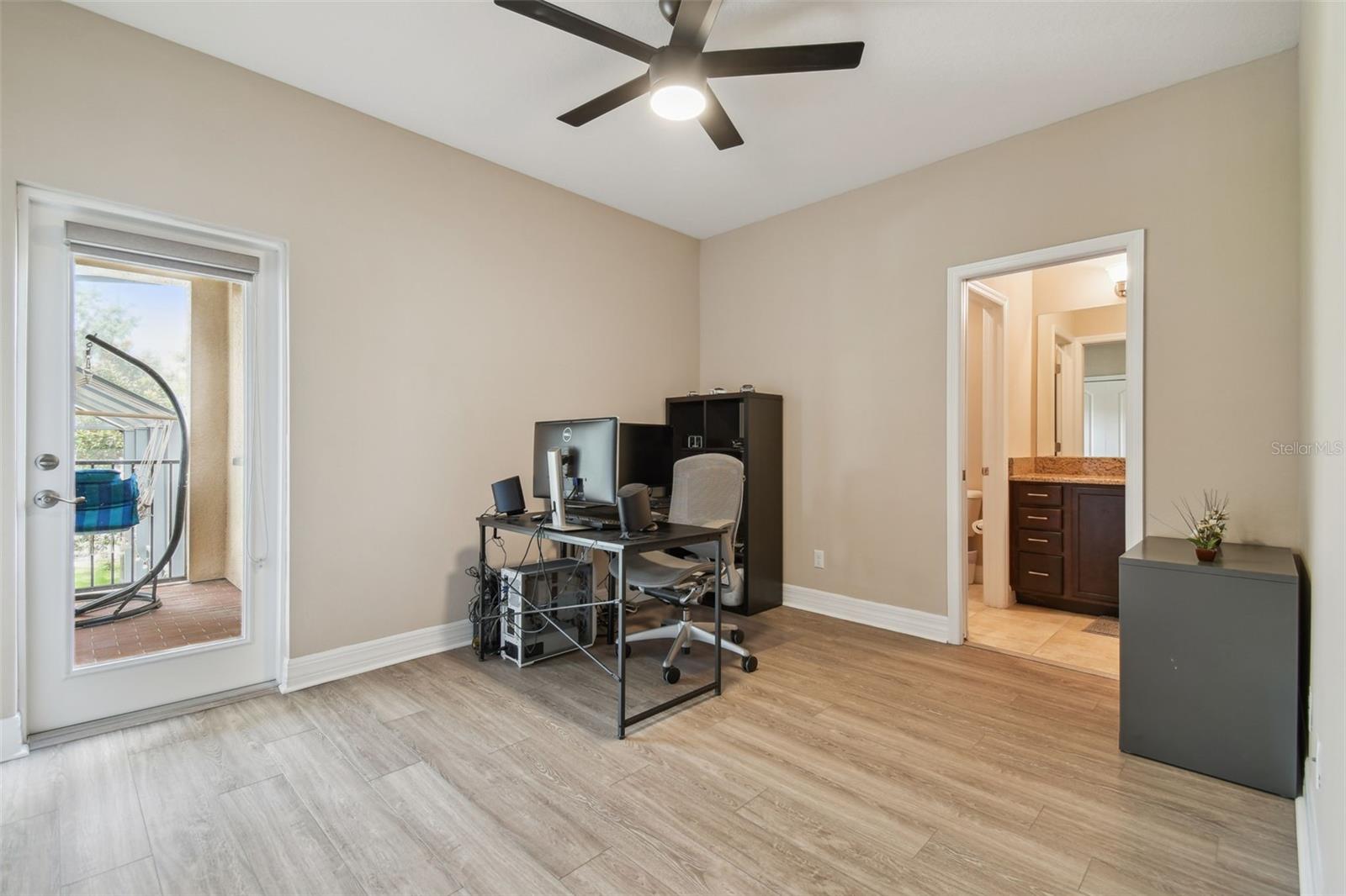 2566 LAKE MANOR DR