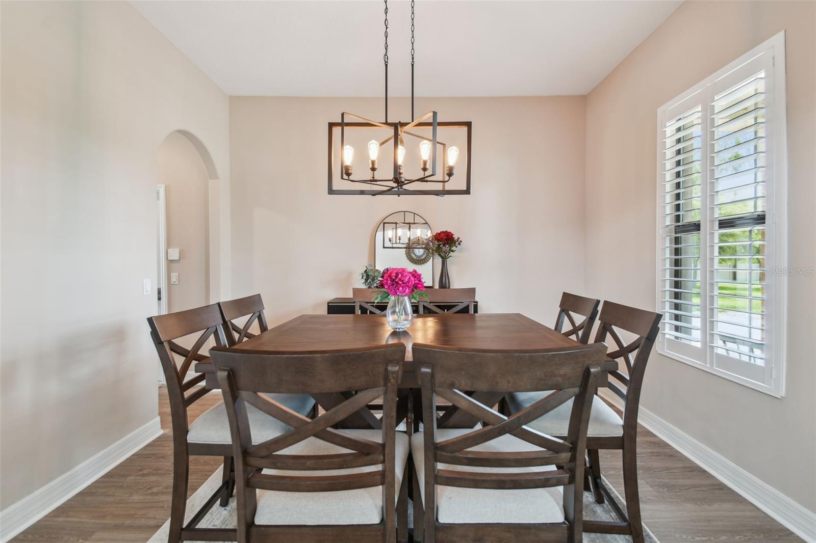 2566 LAKE MANOR DR