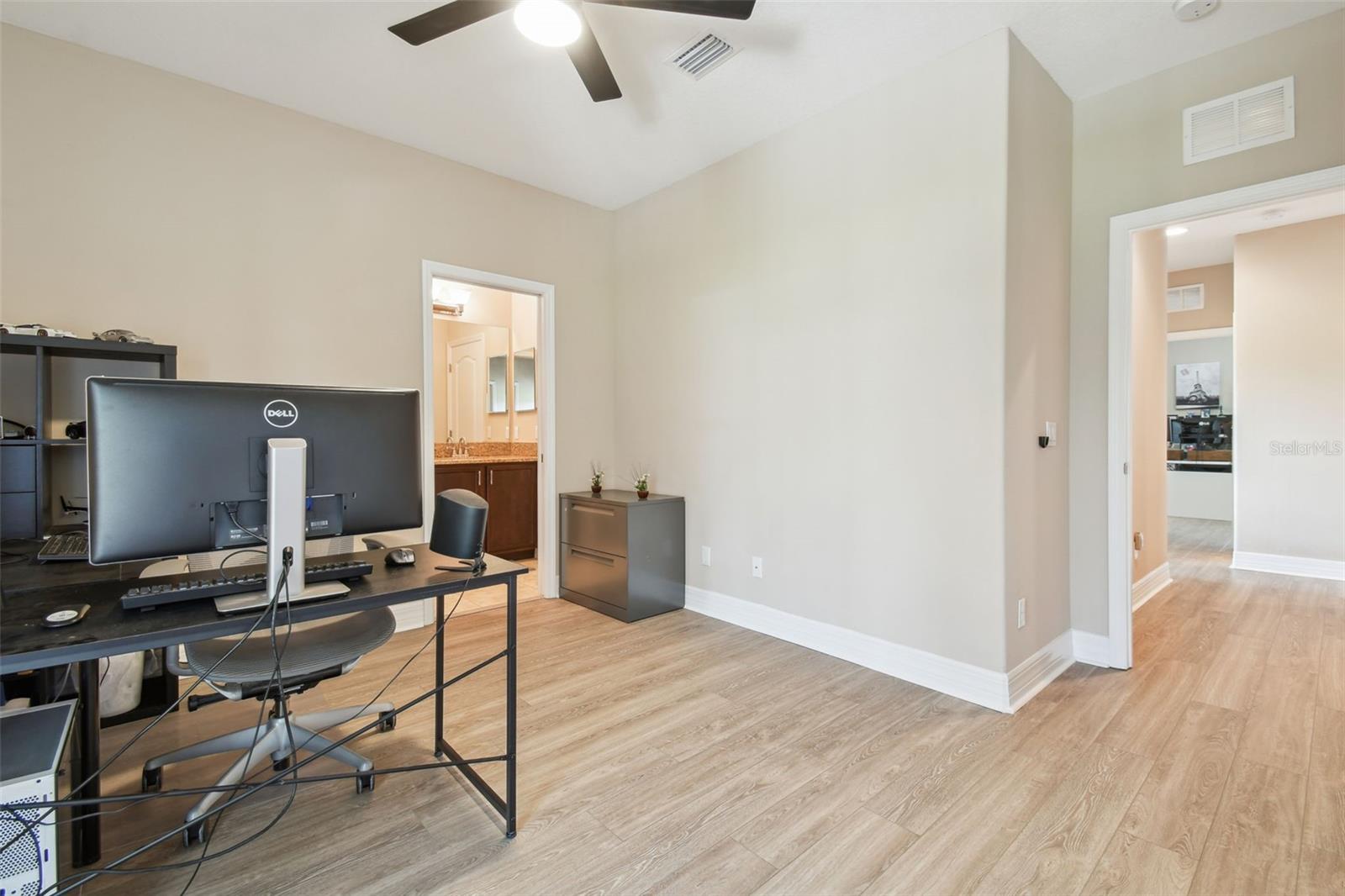 2566 LAKE MANOR DR