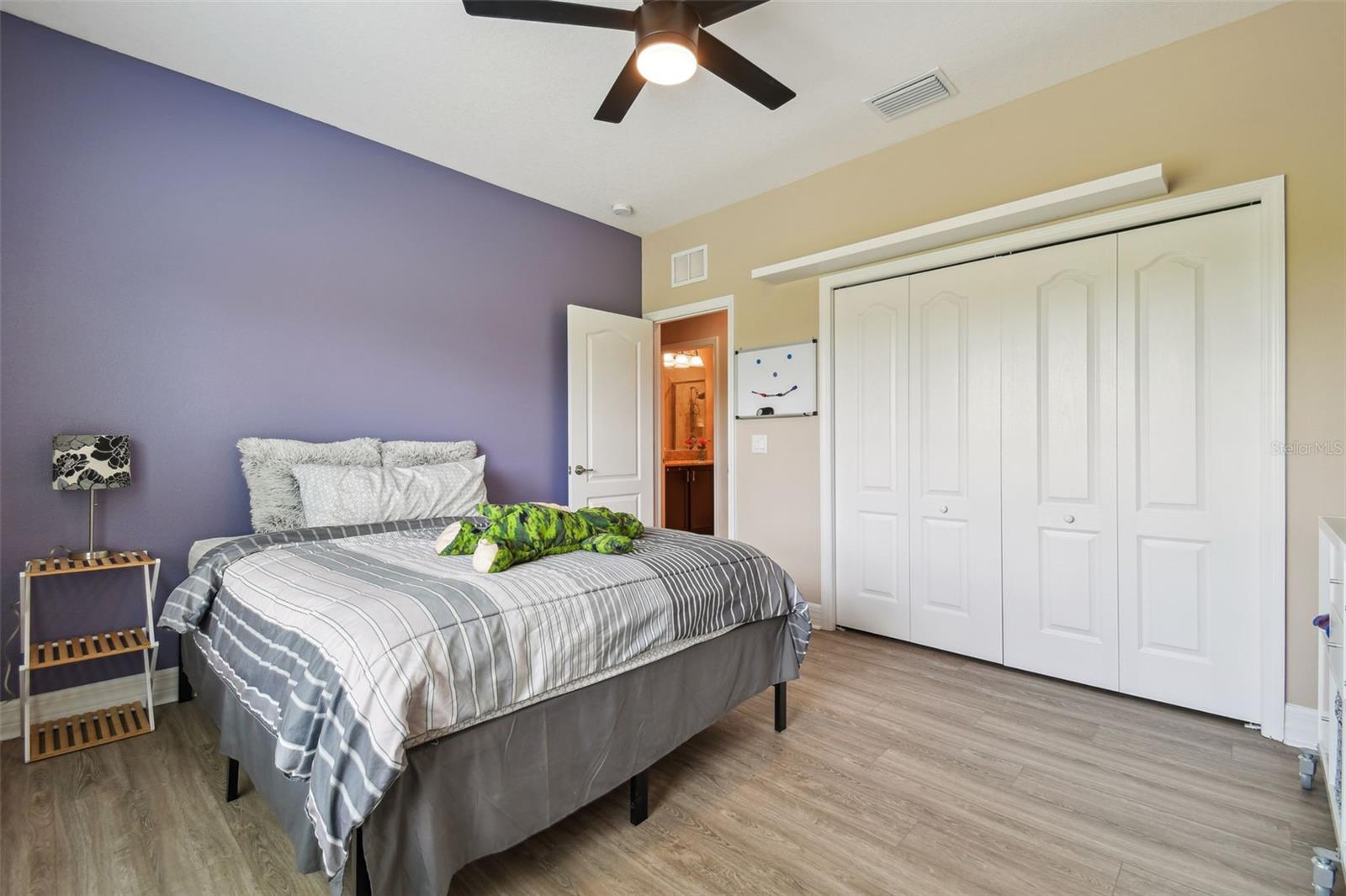 2566 LAKE MANOR DR