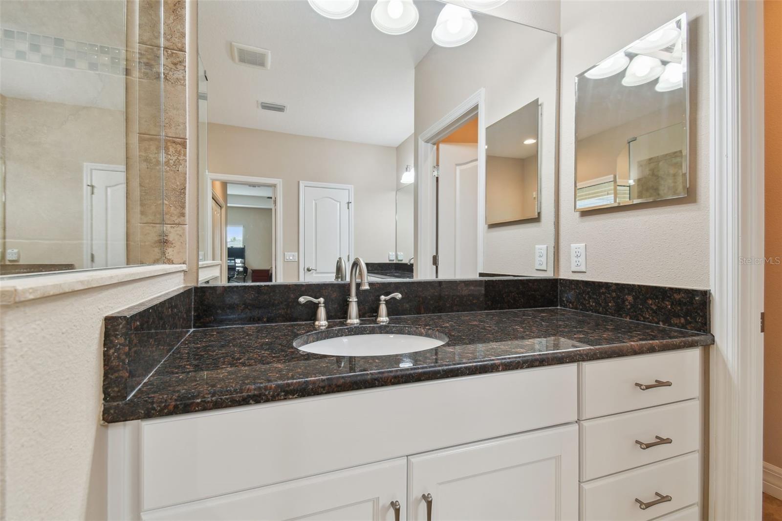 2566 LAKE MANOR DR