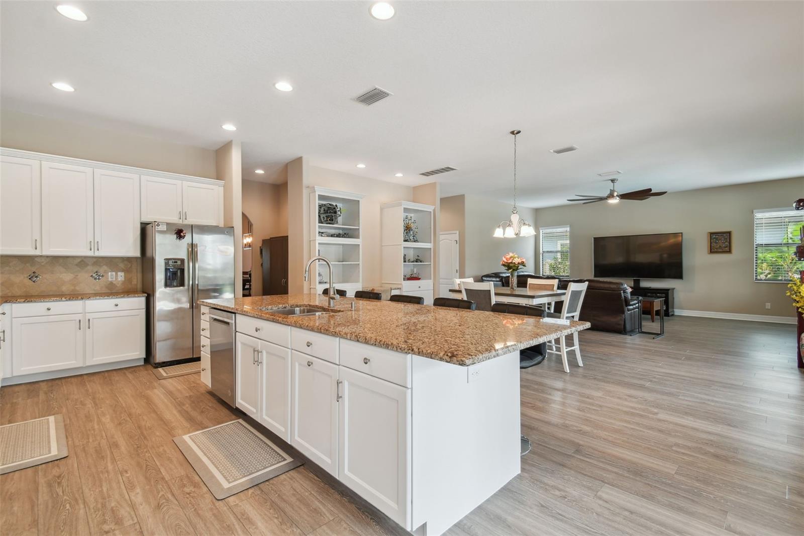 2566 LAKE MANOR DR
