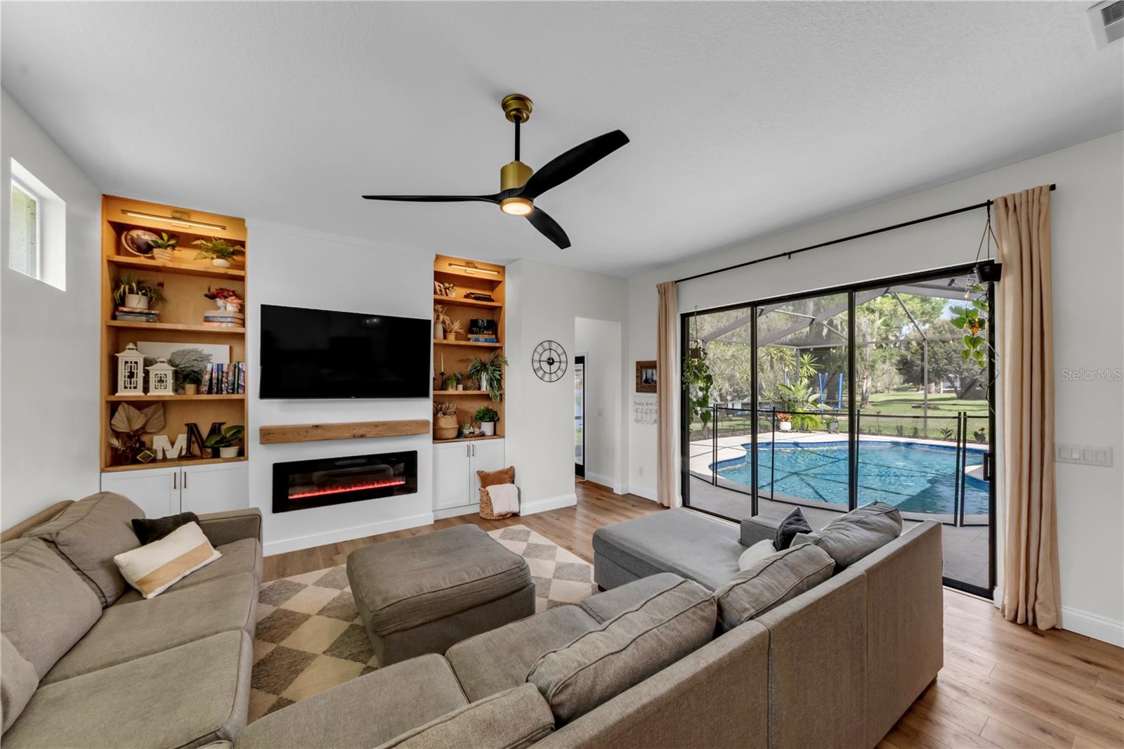 3921 ROSWELL PL