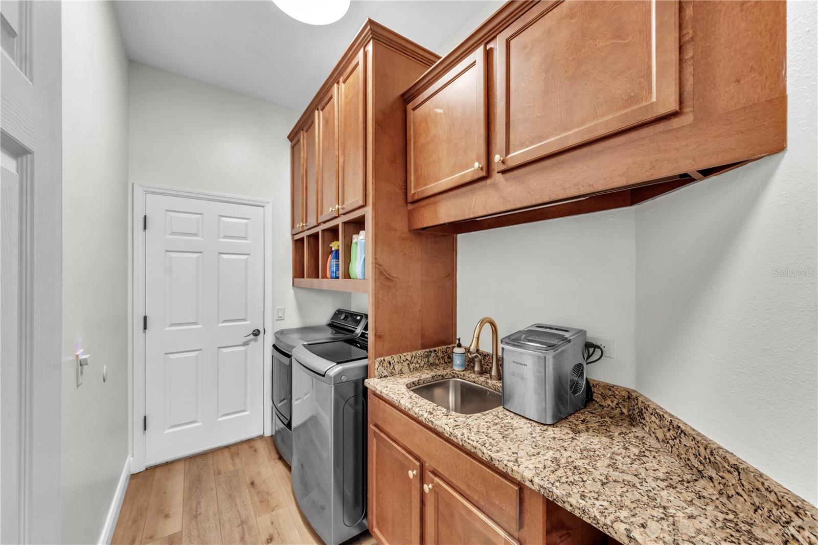 3921 ROSWELL PL