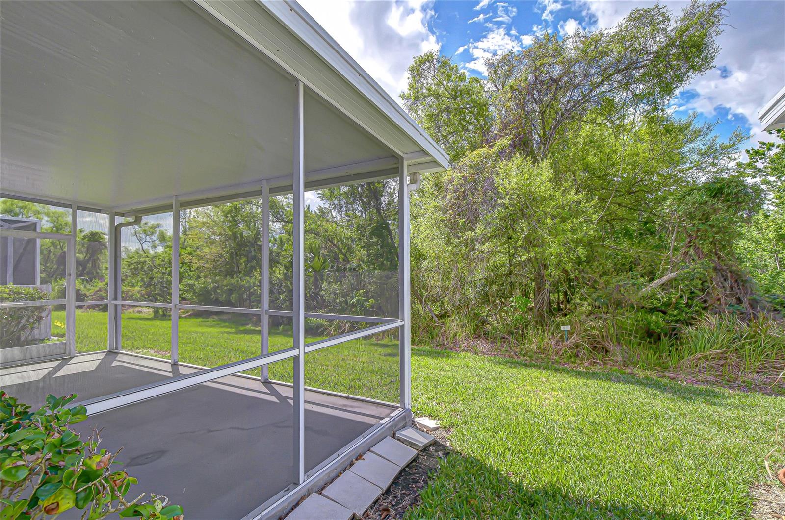 1832 SASSAFRAS DR