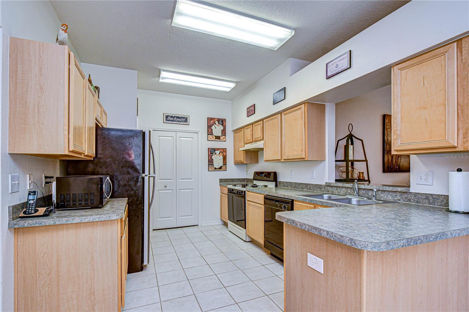 1832 SASSAFRAS DR