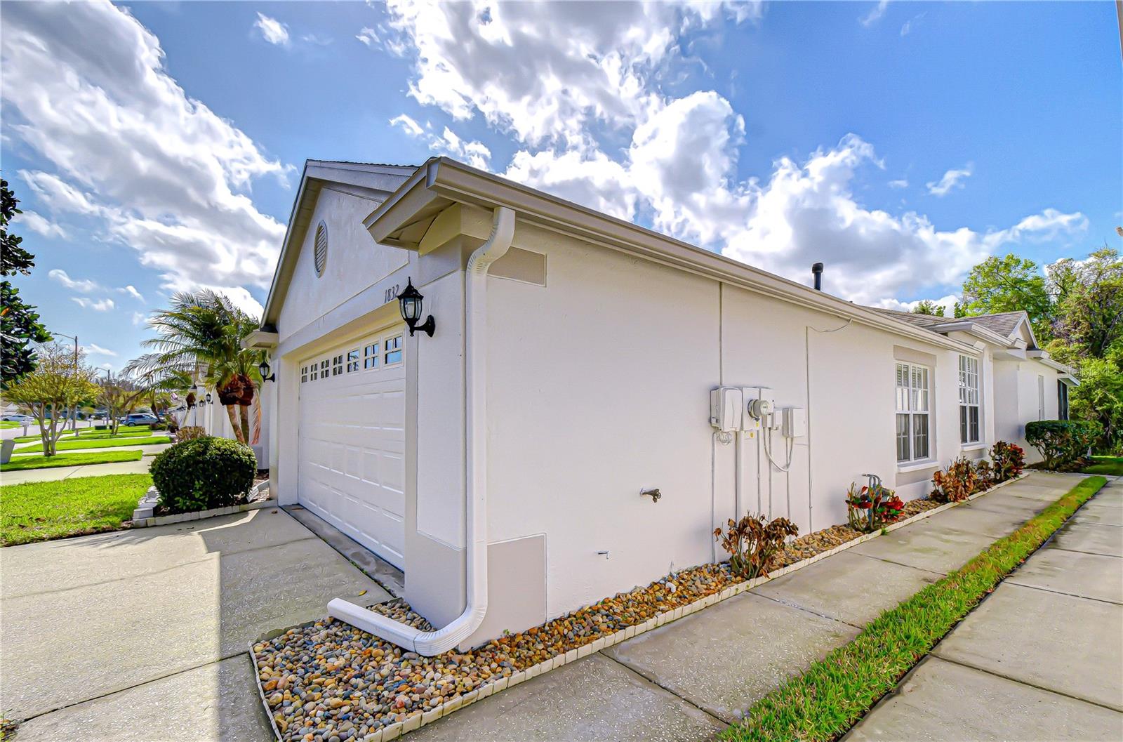 1832 SASSAFRAS DR