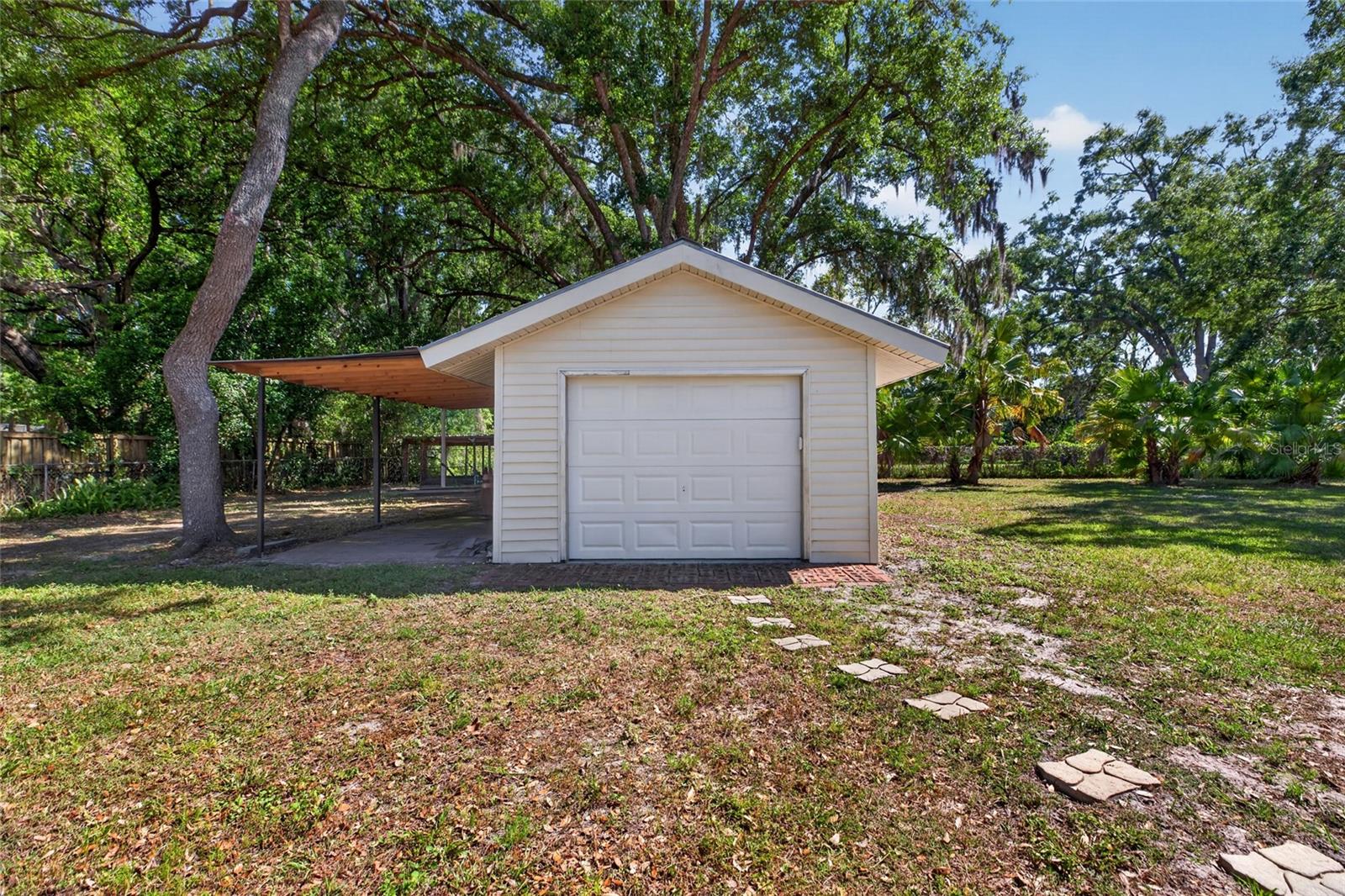 1026 CRYSTAL LAKE RD