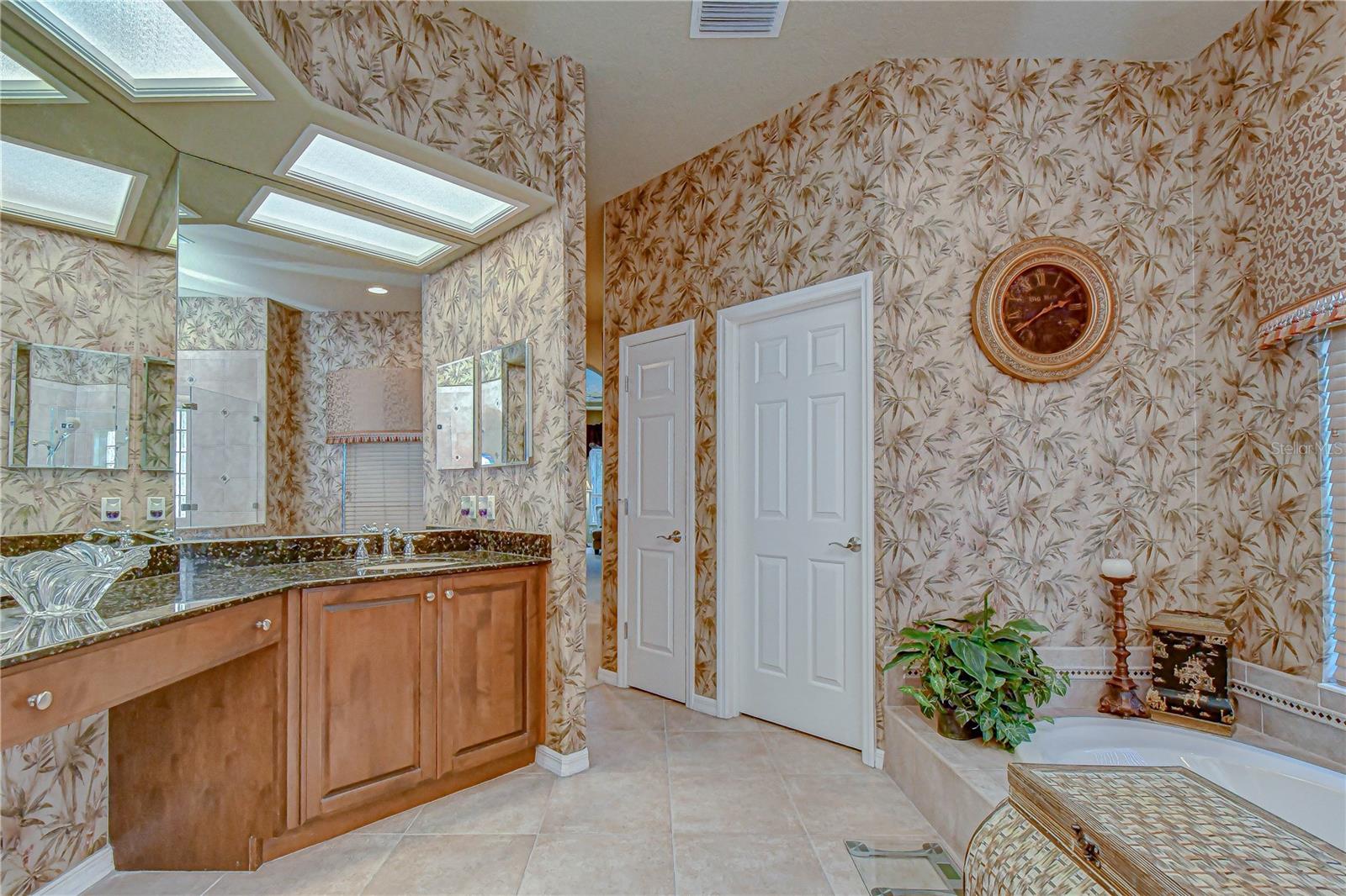 20915 LAKE VIENNA DR