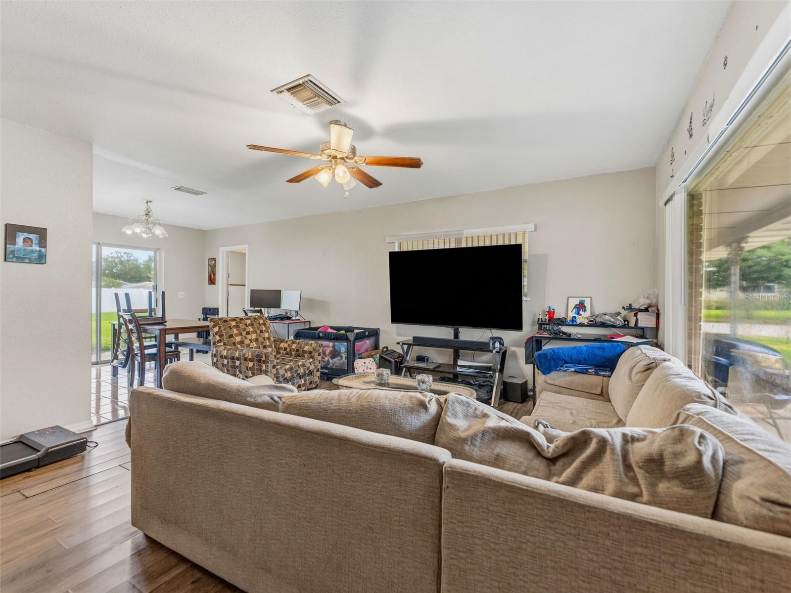 2109 W ERNA DR