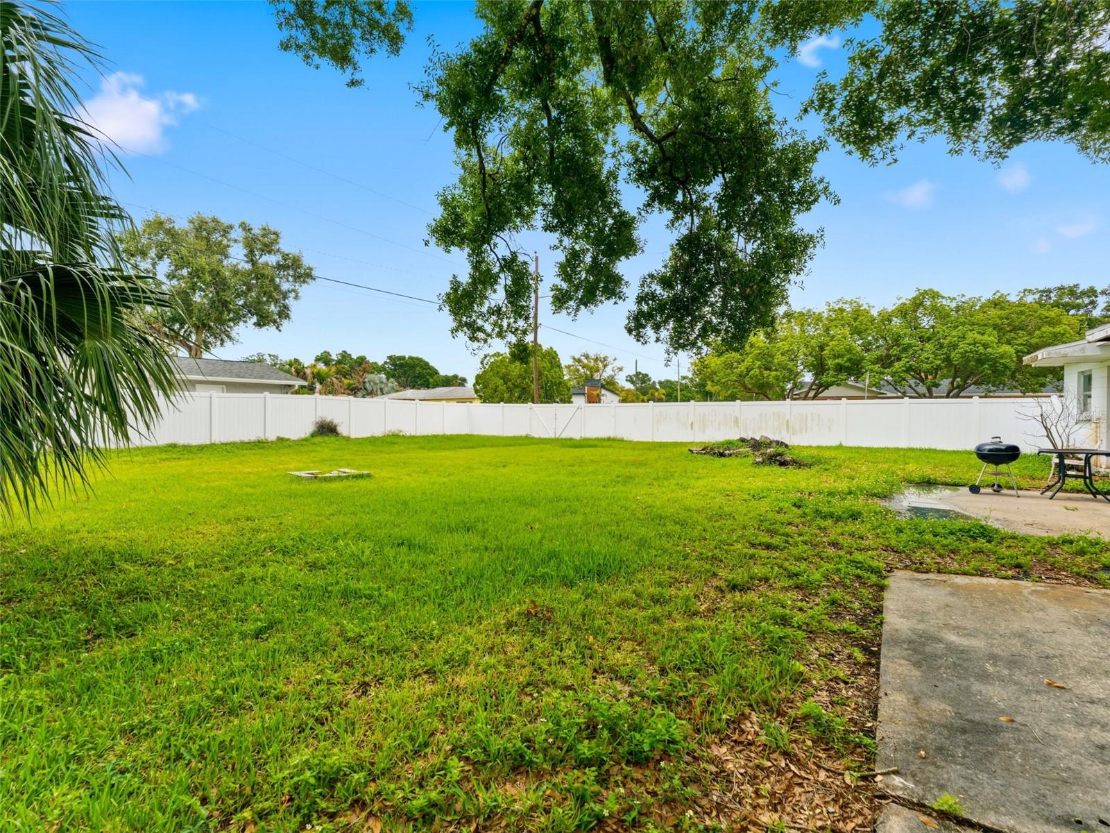 2109 W ERNA DR