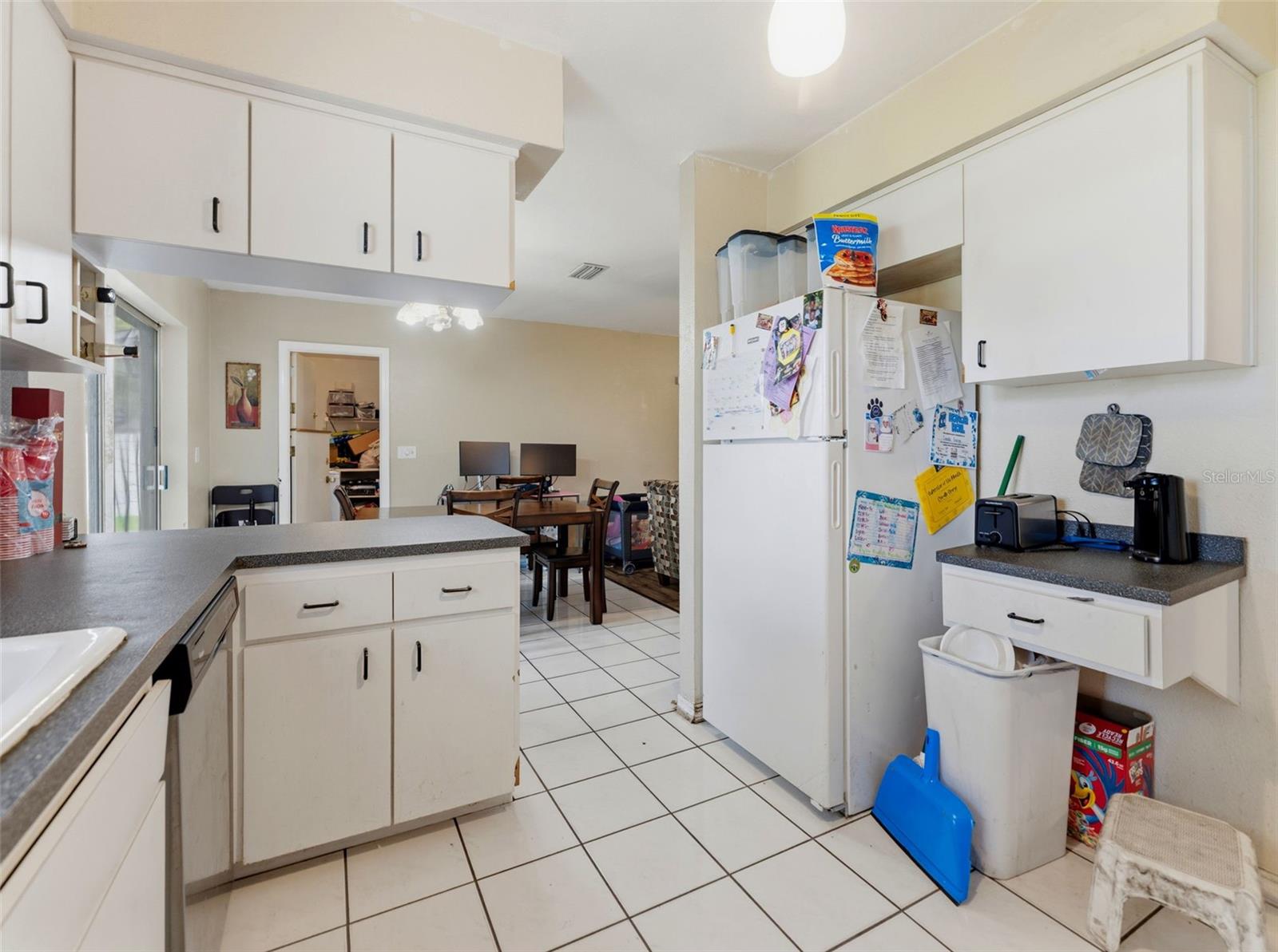 2109 W ERNA DR