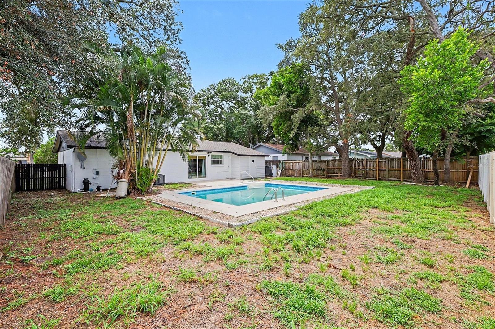 8253 GREENLEAF CIR