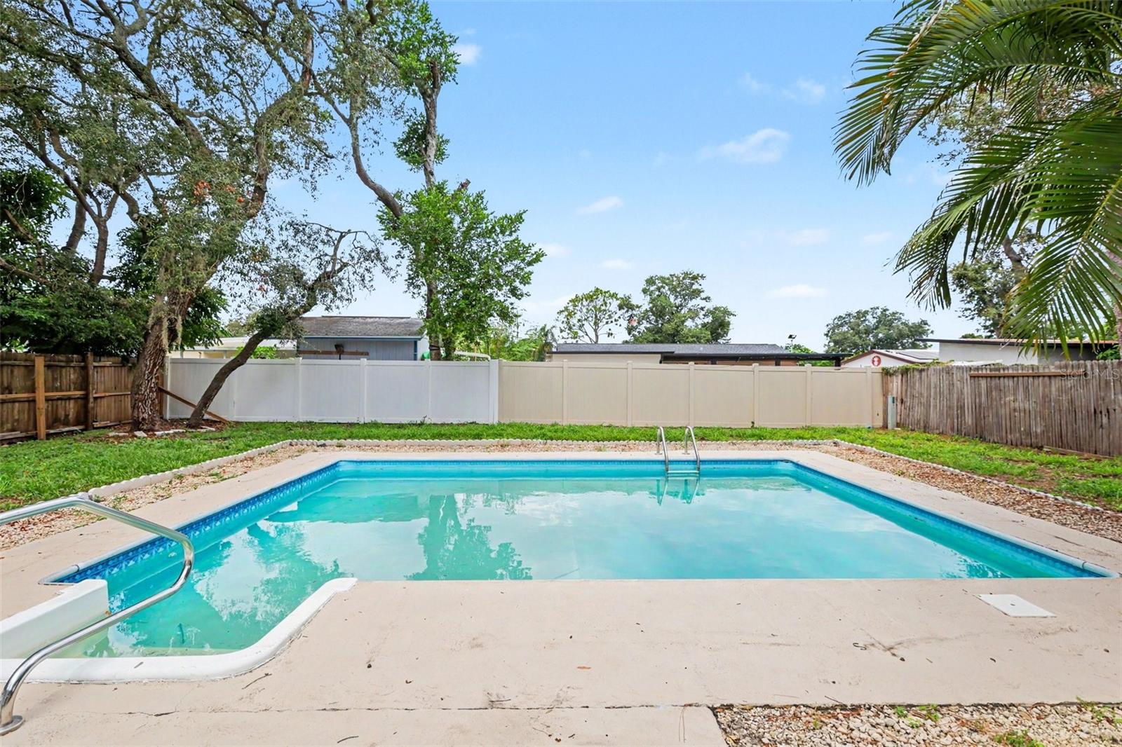 8253 GREENLEAF CIR