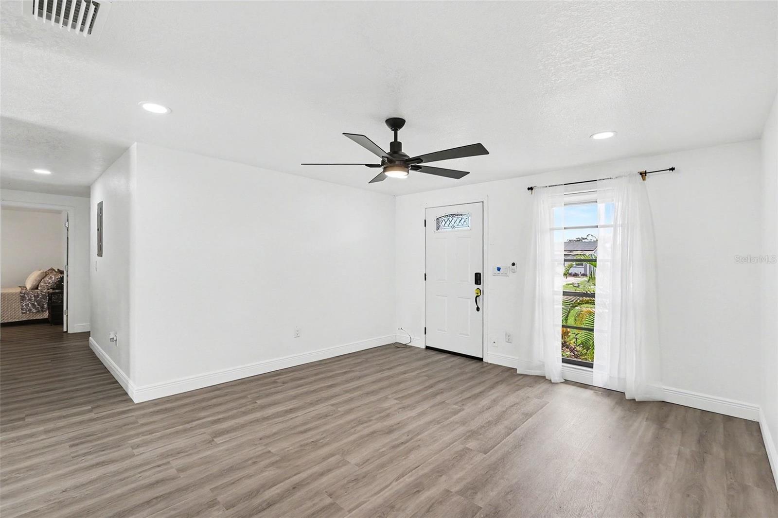 8253 GREENLEAF CIR