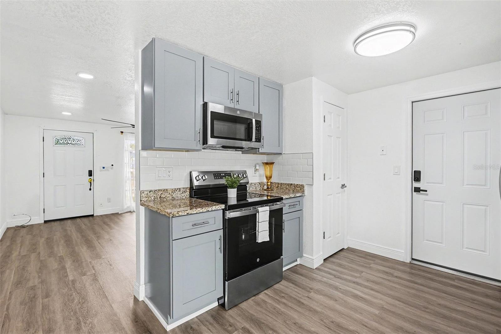 8253 GREENLEAF CIR