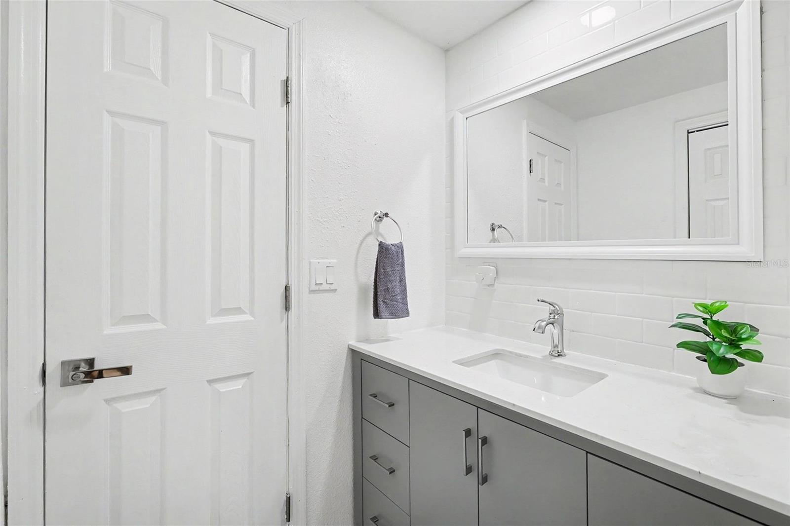 8253 GREENLEAF CIR
