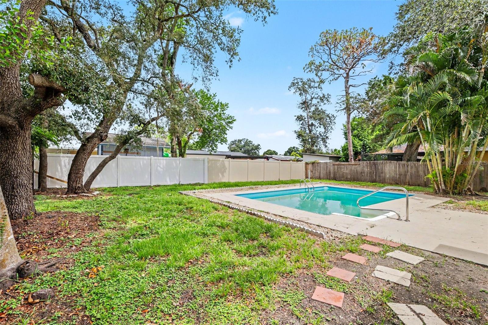 8253 GREENLEAF CIR
