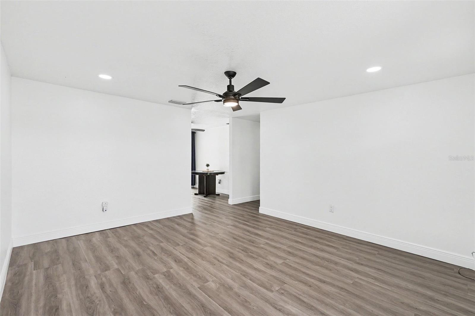 8253 GREENLEAF CIR