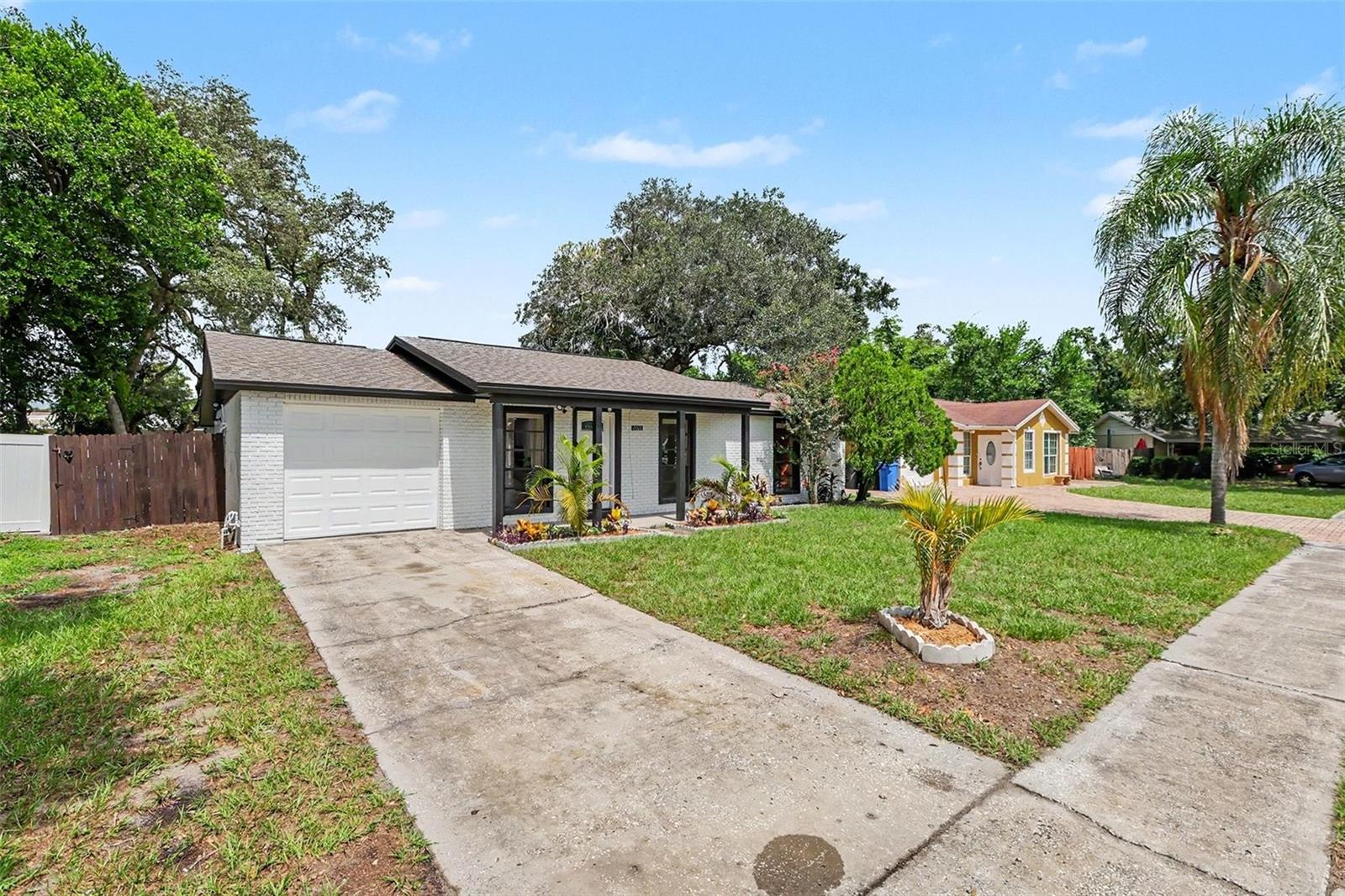 8253 GREENLEAF CIR