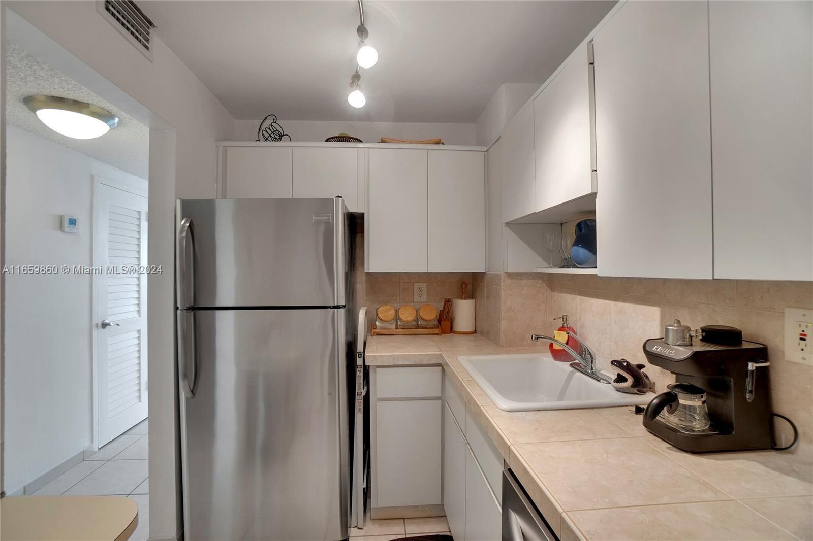 2899 Collins Ave # 1523